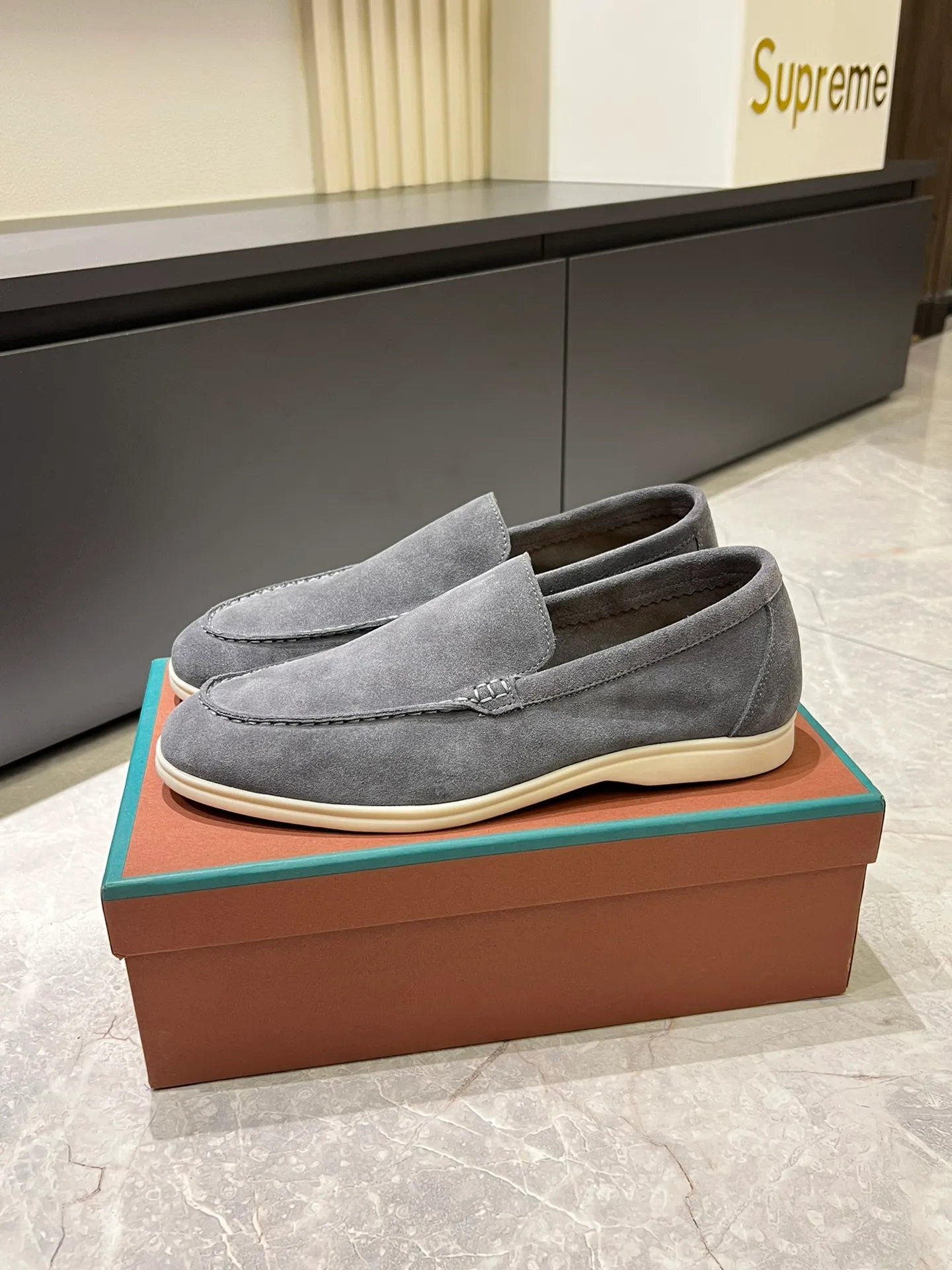 Men's shoes 💰p360 "Loro men's shoes 💰pian'*" Classic L men's shoes for couples 💰p Top version British flat loafers, a must-have item in old money style, the minimalist design is eye-catching and durable, a plus point for dressing The soft foot feel and texture are outstanding. They don’t scratch your feet and are very nice. They are matched with soft and waxy soles. They can be worn daily for a long time without getting tired. They are easy to wear, versatile and classic items, with perfect foot feel and texture! Imported cashmere fabric, the lining is made of imported A-grade water-dyed cow lining, the top version of the genuine leather midsole is sewn with pure handmade mark thread! Size: Female 35-40 (34. Customized) Male 38-44 (45.46. Customized)